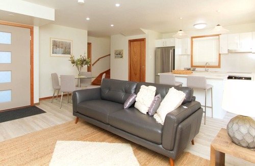 Shortland House | New Townhouse 2, Close to Hospitals & University