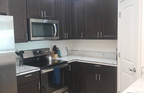 Goldendale House | New townhouse, Class 2 EV charger, private back patio, muscle car garage