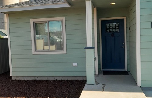 Goldendale House | New townhouse, Class 2 EV charger, private back patio, muscle car garage