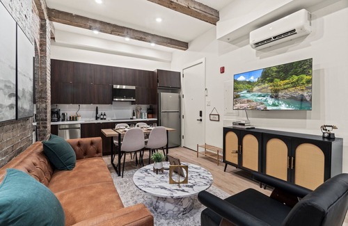 Old City Apartment | New Townhouse Sleep 4 Old City Walk to Everything!