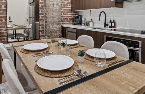 Old City Apartment | New Townhouse Sleep 4 Old City Walk to Everything!