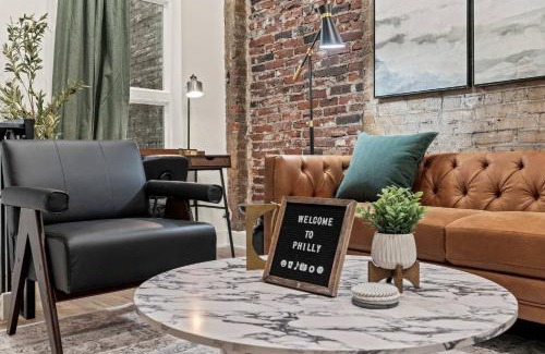 Old City Apartment | New Townhouse Sleep 4 Old City Walk to Everything!