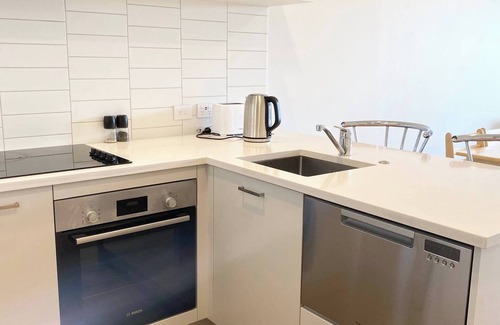 Auckland Apartment | New Townhouse with VIEW - Walking to Botany Center