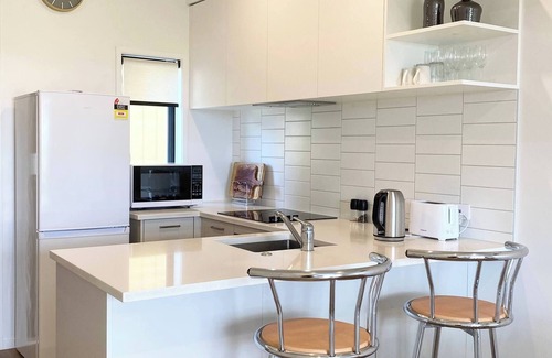 Auckland Apartment | New Townhouse with VIEW - Walking to Botany Center