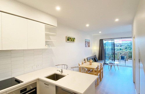 Auckland Apartment | New Townhouse with VIEW - Walking to Botany Center