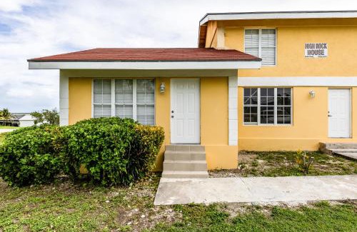 Bottle Creek House | NEW Tropical Bottle Creek Stay Beach 5 min Drive