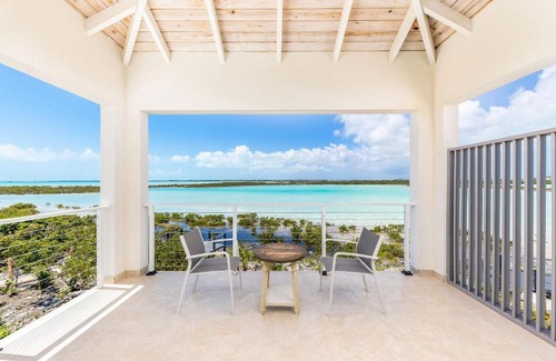 Discovery Bay Villa | NEW Tropical Waterfront Cooper Jack Bay Villas
