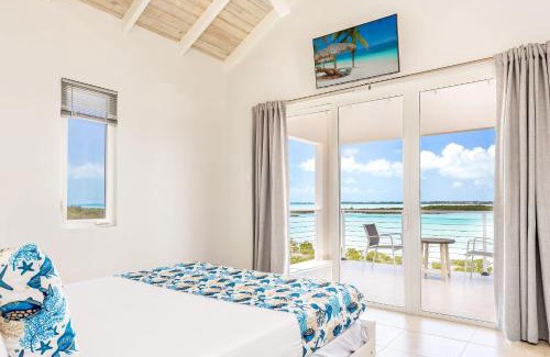 Discovery Bay Villa | NEW Tropical Waterfront Cooper Jack Bay Villas