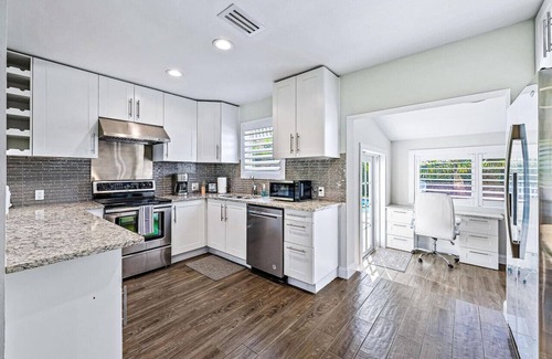 Southside House | *New* Tropical Tide Retreat!