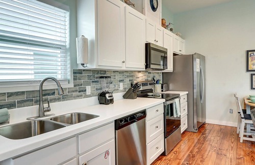 Port Aransas House | New Turquoise Treehouse Bungalow!