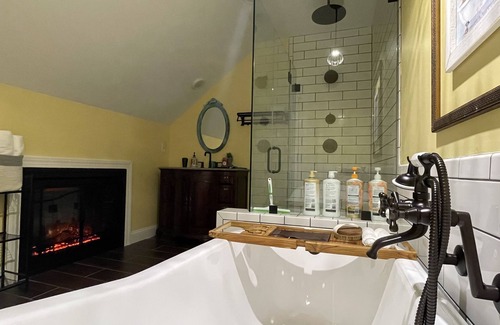 Martinsburg House | ►New! Unique Custom Crafted Train Station Lodge W/private walking trails