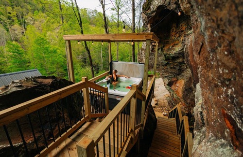 Rogers Cabin | NEW Unique Hot Tub & Deck | Firepit | Mural | Pets