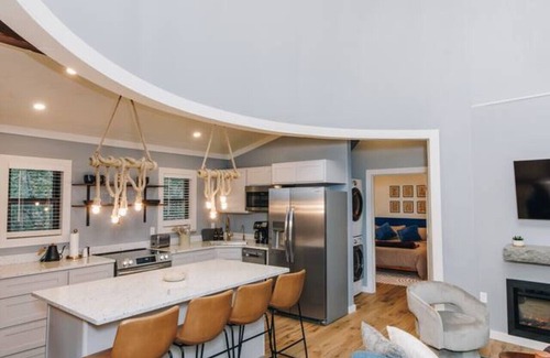 Saint Helens House | NEW Unique Silo | Hot Tub | King Beds | Sleeps 6