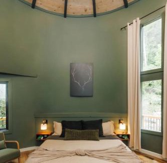 Saint Helens House | NEW Unique Stay w King Beds and Private Hot Tub