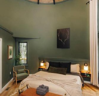 Saint Helens House | NEW Unique Stay w King Beds and Private Hot Tub