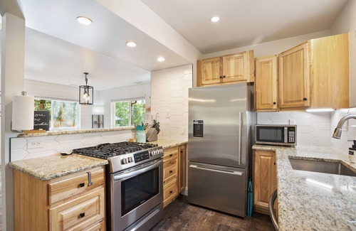 Florissant Cabin | NEW Updated, SUNSETCABIN:3 bd,1.5 bth, secluded, beautiful views, deck, sleeps 6