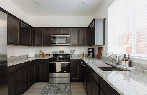 Northeast Reno House | ⭐️NEW⭐️ Upscale Retreat, 65" TV, Netflix, Patio, Mtn Views, 5 Min to UNR/Hwy 395