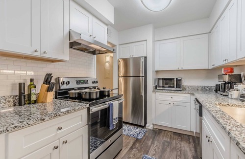 North Dallas Apartment | NEW! Urban Comfort | KING Bed Centrally Located