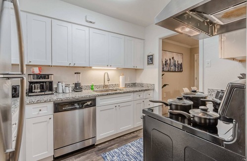North Dallas Apartment | NEW! Urban Comfort | KING Bed Centrally Located