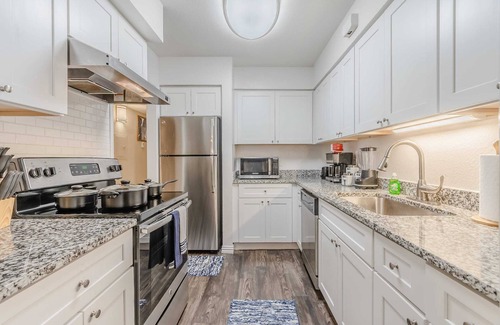 North Dallas Apartment | NEW! Urban Comfort | KING Bed Centrally Located