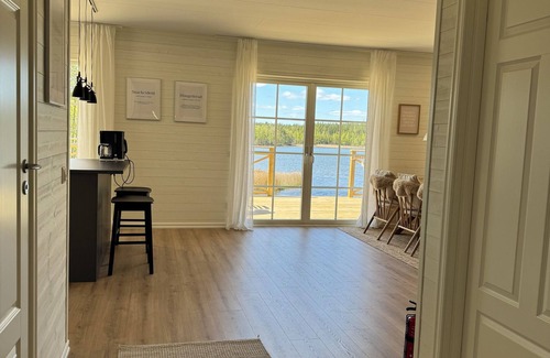 Hultsfred House | New vacation home in Småland directly on the lake with boat, sauna, wooden hot tub and much more.