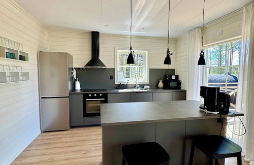 Hultsfred House | New vacation home in Småland directly on the lake with boat, sauna, wooden hot tub and much more.