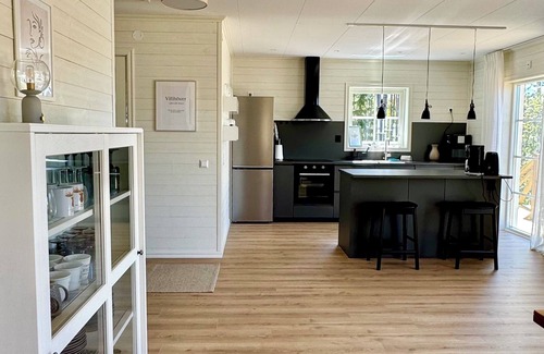 Hultsfred House | New vacation home in Småland directly on the lake with boat, sauna, wooden hot tub and much more.