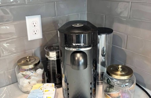 Lafayette House | NEW Vermillion House KING Bed Fast WiFi Nespresso