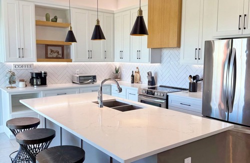 Fort Worth House | NEW Vibrant Southwest Vibes home, 5 Minutes to Downtown FW