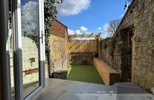 Frome House | NEW Victorian Residence - sleeps 12