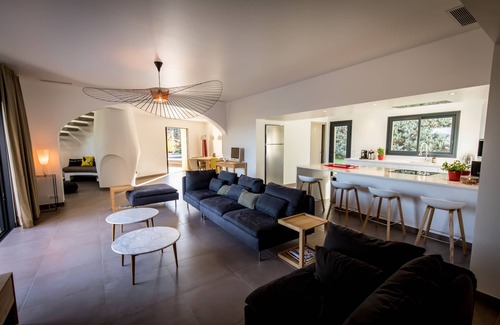 Porto-Vecchio Villa | New: Villa 200 m2 with sea view and heated swimming pool, 4 bedrooms.