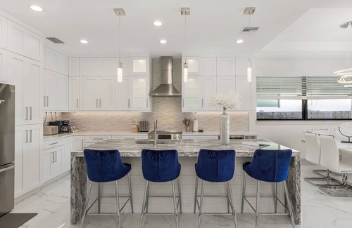 Naples Park House | New Villa! Close to the 🏖️! Heated Pool/Spa, Lanai, Grill, EV🔌! Two King beds!