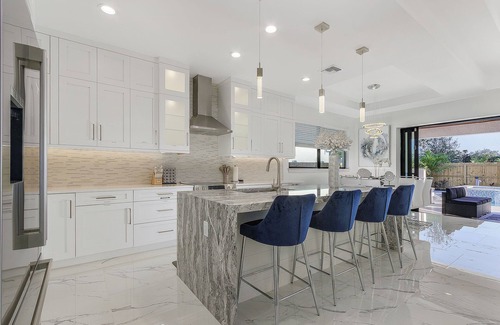 Naples Park House | New Villa! Close to the 🏖️! Heated Pool/Spa, Lanai, Grill, EV🔌! Two King beds!