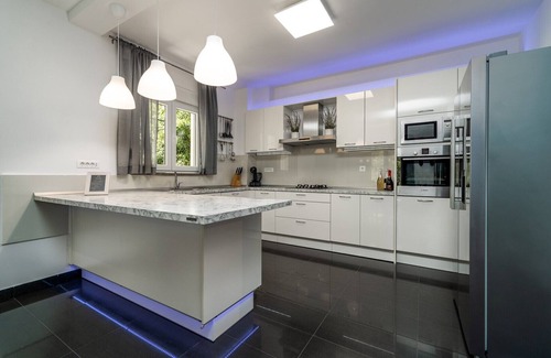 Kucice Villa | New! Villa Zara with 34 sqm heated Pool, Jacuzzi, Billiard, Table tennis, 8pax