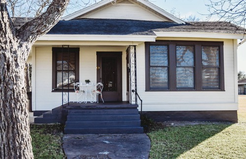 Schulenburg House | NEW! Vintage cozy 1940’s updated, 2bd/2ba