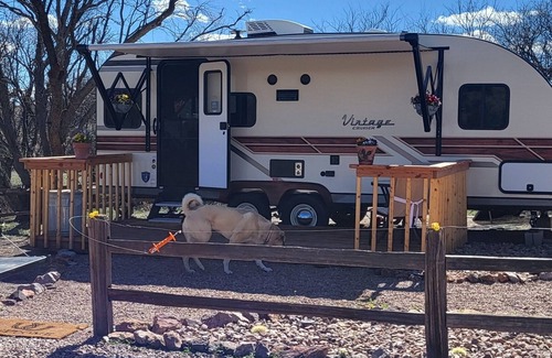Sonoita House | New Vintage Trailer on 40 acre horse ranch close to wineries and fun outings.