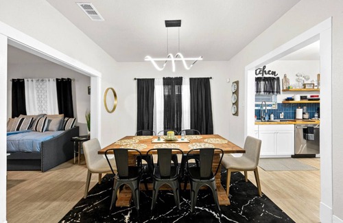 Southside House | NEW w/b-ball court! Casa De Steves