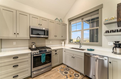 Grand Elk Ranch House | *NEW w/VIEWS* | Modern Mtn. Townhome minutes from RMNP, WP, & Granby Ranch!