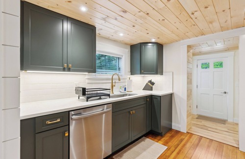 Kennebunk House | New-Walk to Dock Square, 1.2 Mi to Gooch's Beach - Pine Tree Place