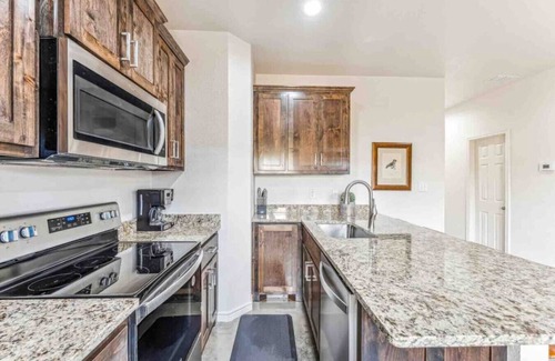 Stephenville House | New-Walk to Tarleton-2 King Beds