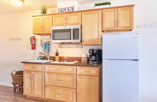 Long Beach Apartment | NEW! Walk to town and beach, Balcony, Romantic, (Sandpiper Approach)
