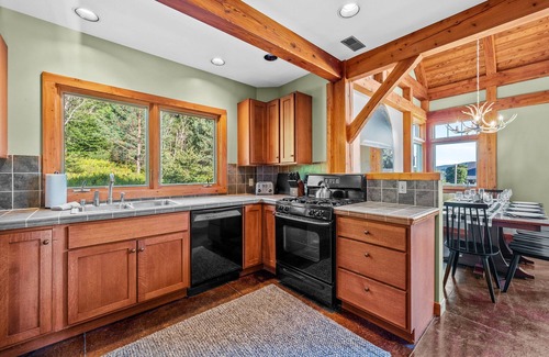 Ellicottville Ski Chalet | NEW! - Walk to Village!👍 Stunning timber chalet!👌 Hot-Tub, Bonfire🔥& more!