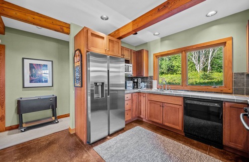 Ellicottville Ski Chalet | NEW! - Walk to Village!👍 Stunning timber chalet!👌 Hot-Tub, Bonfire🔥& more!