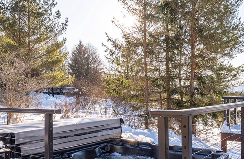 Ellicottville Ski Chalet | NEW! - Walk to Village!👍 Stunning timber chalet!👌 Hot-Tub, Bonfire🔥& more!