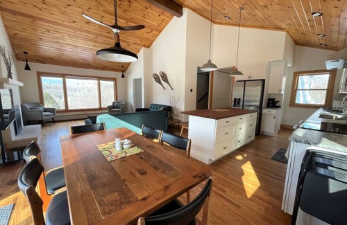 Wilmington House | New-Walk to Wilmington, Min from MT Snow. Hot Tub!