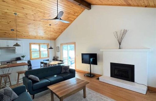 Wilmington House | New-Walk to Wilmington, Min from MT Snow. Hot Tub!