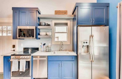 Eastwood House | New walkable home with FREE off-street parking and 2 king beds