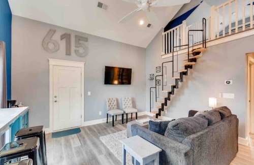 Eastwood House | New walkable home with FREE off-street parking and 2 king beds