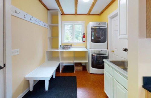 Waitsfield House | NEW! Warm, Cheery and Bright Post & Beam. Secluded Location, Close to Ski Hill and Village Center