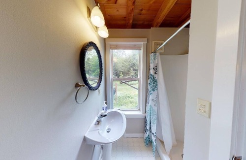 Waitsfield House | NEW! Warm, Cheery and Bright Post & Beam. Secluded Location, Close to Ski Hill and Village Center